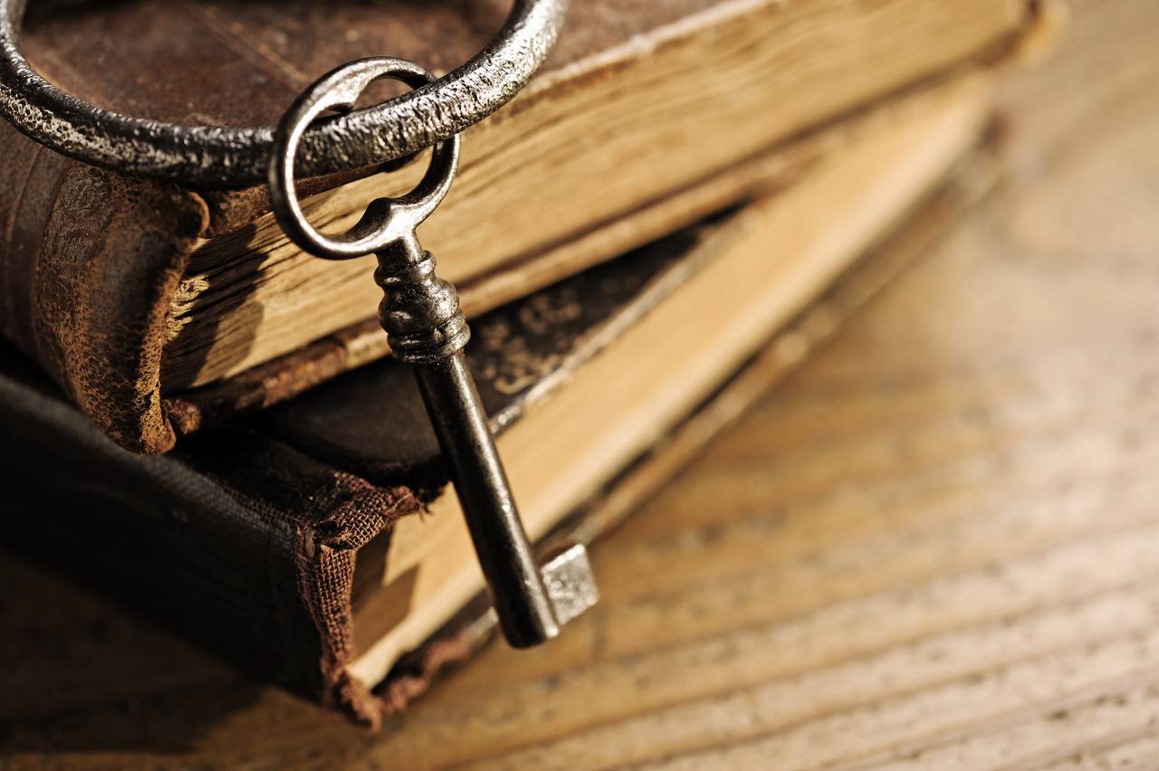 Alter Metallschlüssel liegt auf alten Büchern